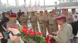 وزير الدفاع ونائب رئيس الأركان يضعان إكليل زهور على ضريح الرئيس الصماد
