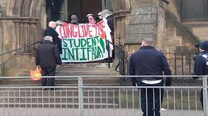 Estudiantes de la Universidad de Glasgow toman posesión del edificio universitario en protesta contra sus inversiones en la ocupación 