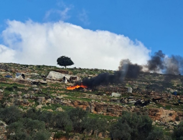 Los Colonos sionistas prendieron fuego a tiendas beduinas al oeste de Salfit