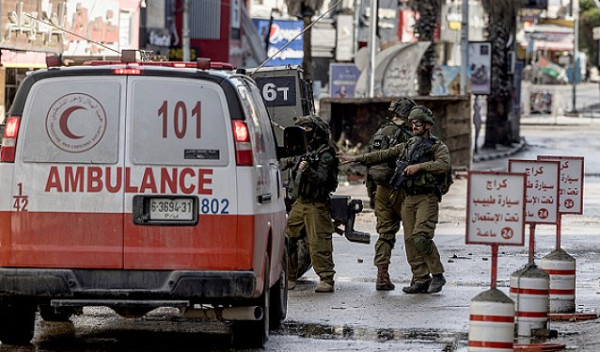 Un joven palestino resultó herido por balas enemigas en Hebrón, Cisjordania