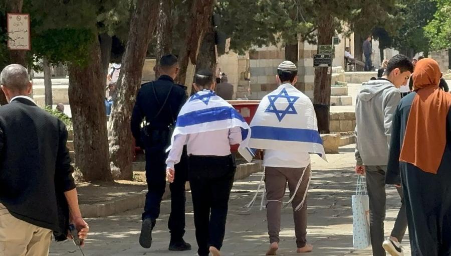 Settler herds perform public Talmudic rituals in Al-Aqsa Mosque