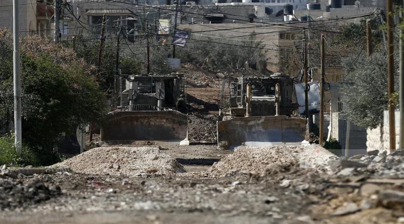 El enemigo israelí asalta varias ciudades, pueblos y ciudades de Cisjordania y arrasa con topadoras los alrededores de un cementerio y partes del barrio de Al-Hadaf en Yenin.