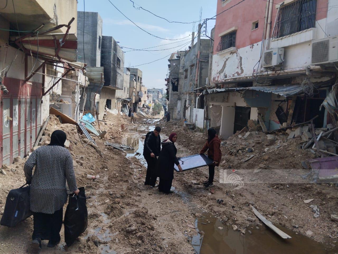 Zionist enemy forces remaining residents of Hanoun Square in Tulkarm refugee camp to forcibly evacuate homes