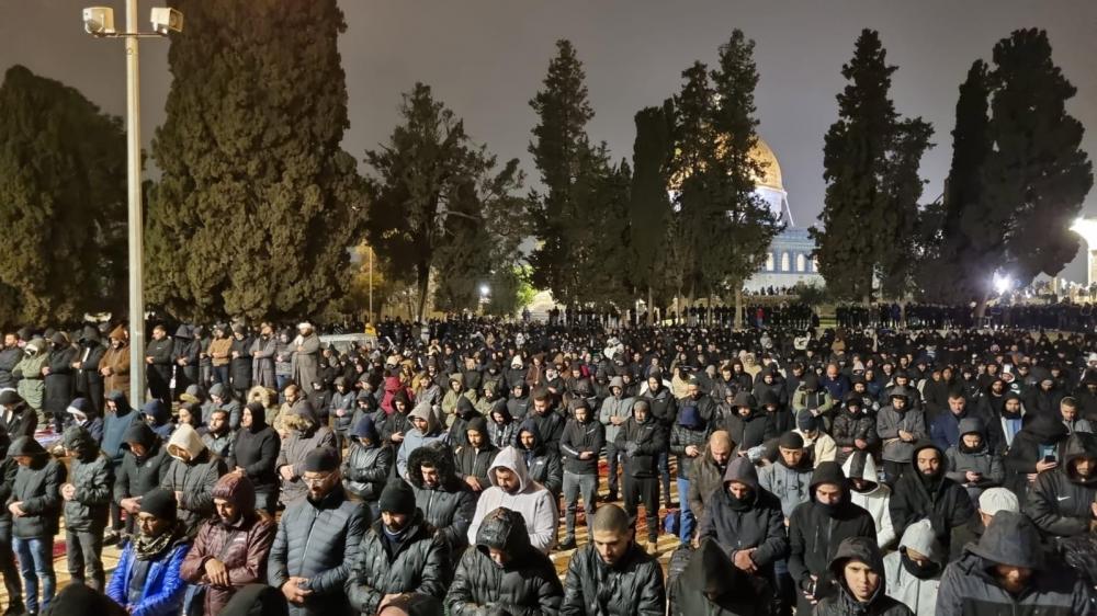 Decenas de miles de personas realizan las oraciones de Isha y Tarawih en la mezquita Al-Aqsa.