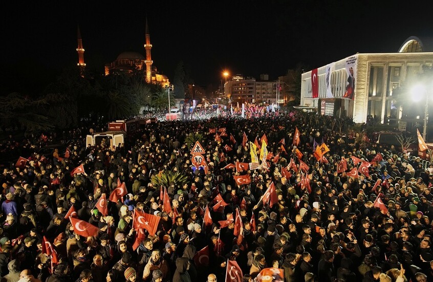  Manifestaciones masivas arrasaron varias ciudades turcas en protesta contra el arresto del alcalde de Estambul, Ekrem Imamoglu, ayer miércoles, a pesar de que las autoridades impusieron 