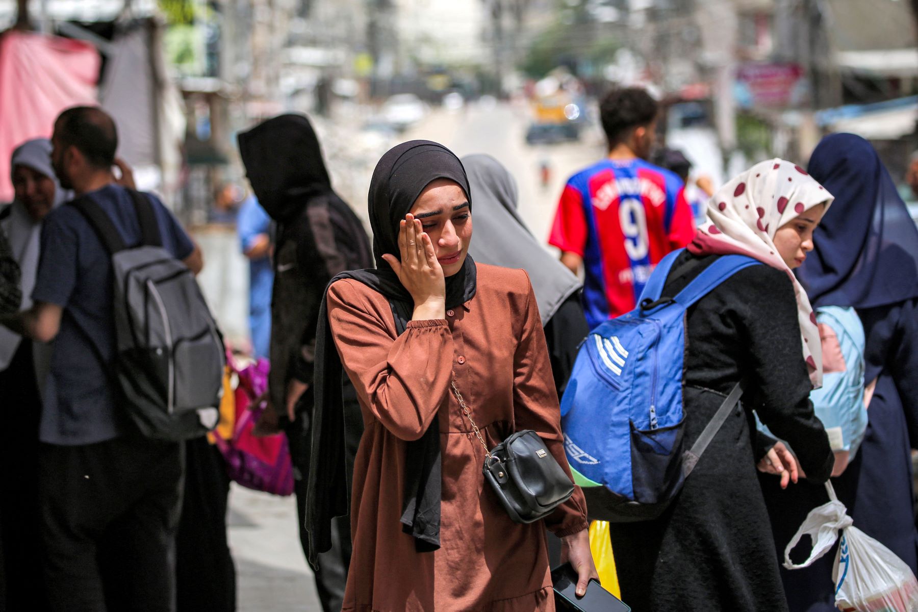 Decenas de palestinos desplazados desde Beit Hanoun hacia Jabalia, en el norte de la Franja de Gaza