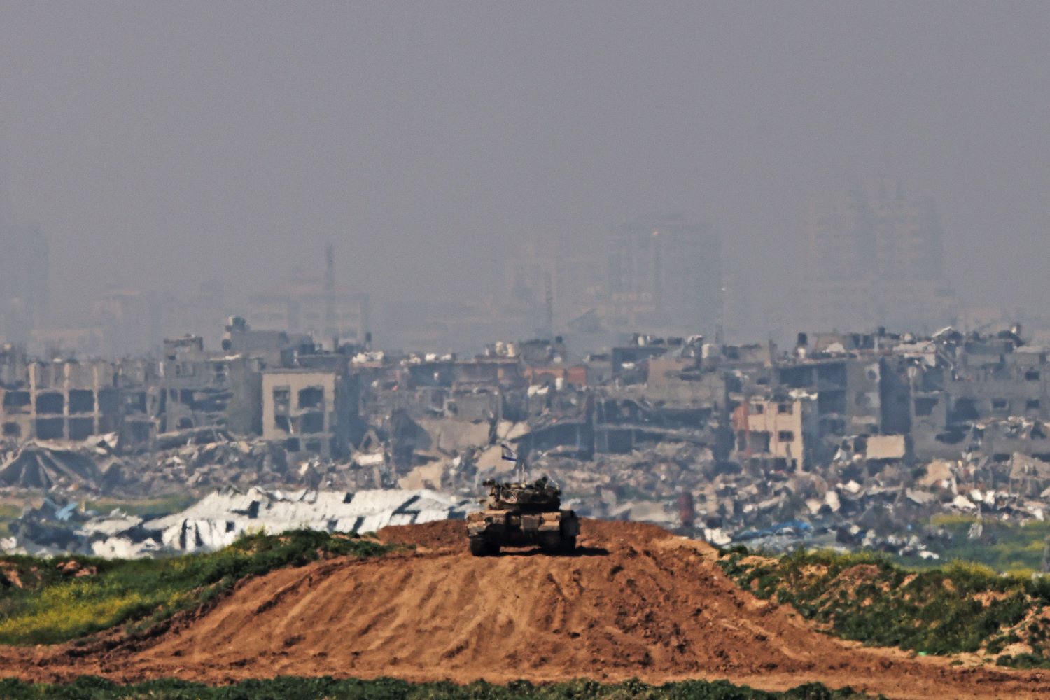 Israeli occupation army expands its incursion along 3 axes in Gaza