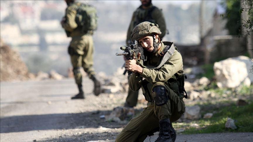 Un palestino resultó herido por balas enemigas y otros murieron asfixiados en el campamento de Al-Fawar y en la ciudad de Al-Khader.