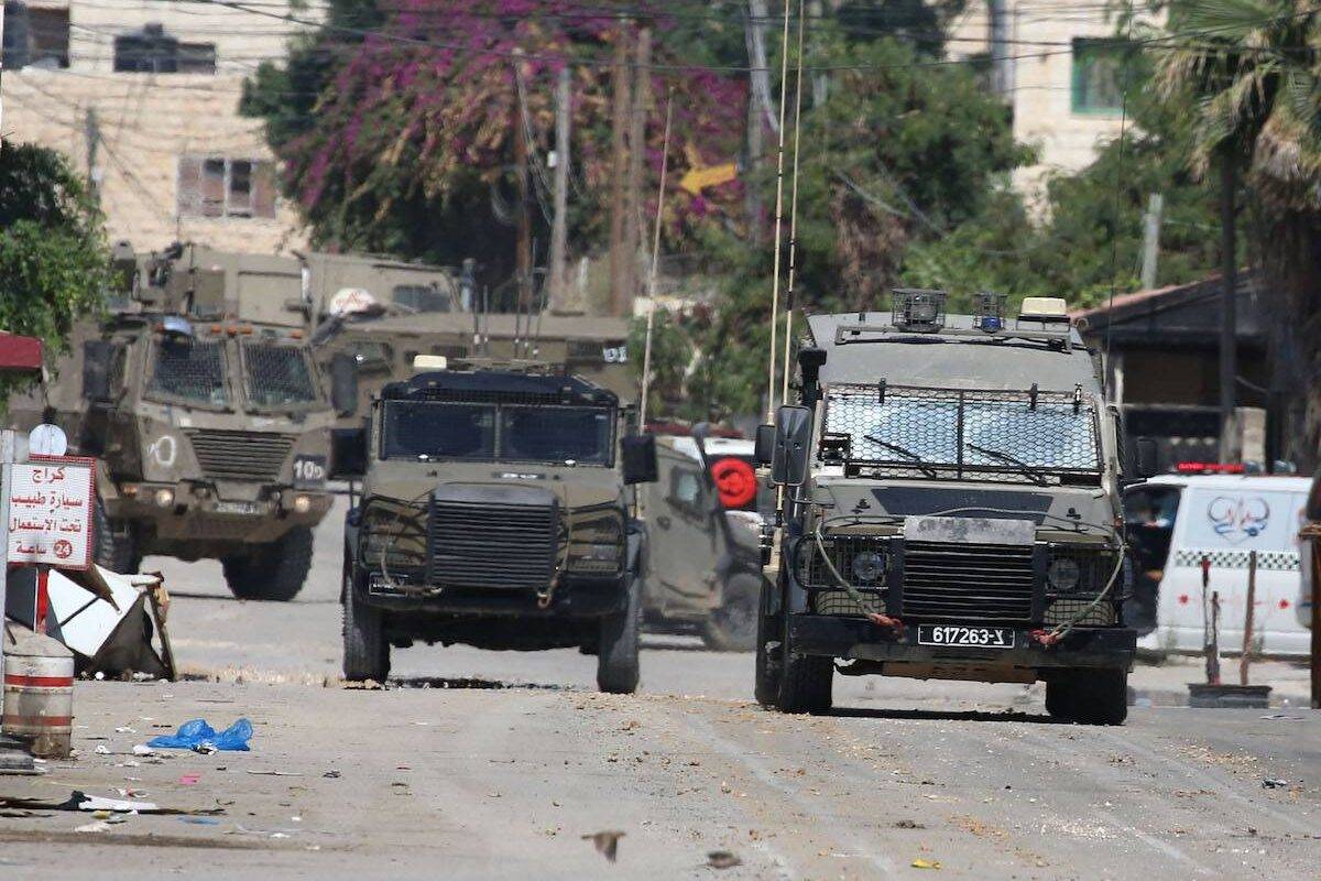 El enemigo asalta dos campamentos, aldeas y ciudades de Askar en Ramallah, Al-Bireh y Belén