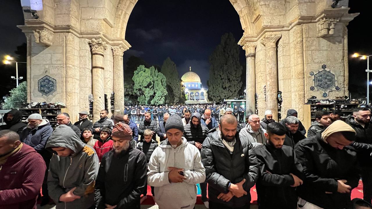 A pesar de las restricciones, miles de personas realizan las oraciones de Isha y Tarawih en la mezquita Al-Aqsa.