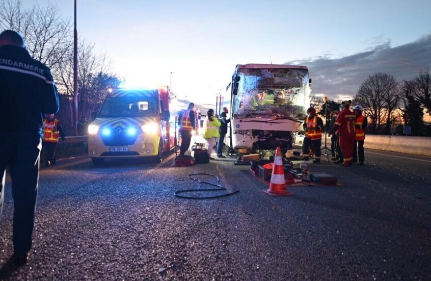 Francia Decenas de heridos en un terrible accidente de tráfico entre cuatro autobuses militares.