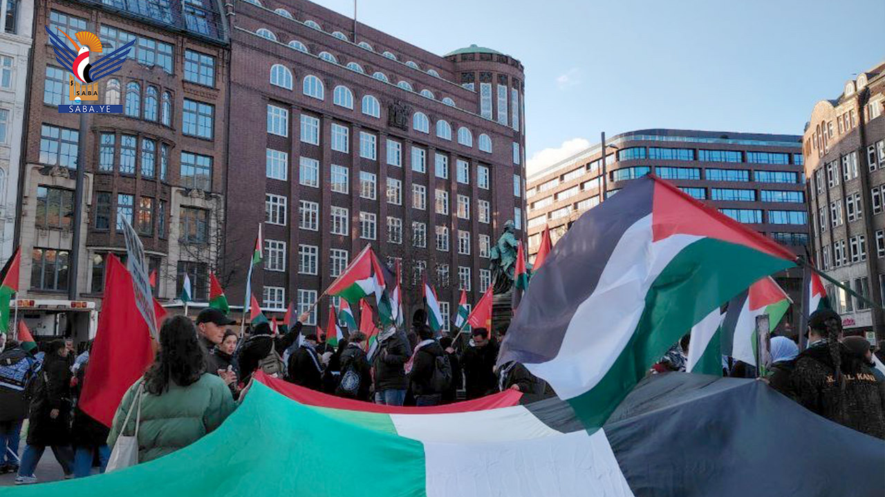 Große Kundgebung in Hamburg zur Unterstützung des Gazastreifens, an dem sich die jemenitische und palästinensische Gemeinschaft beteiligte.