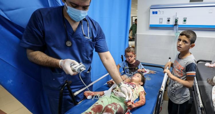 Gaza: La Cruz Roja y organizaciones internacionales advierten de una fuerte presión sobre las instalaciones médicas y de una escasez de medicamentos.