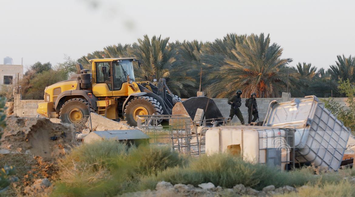 Bulldozers enemigos sionistas derriban una casa en Umm al-Fahm