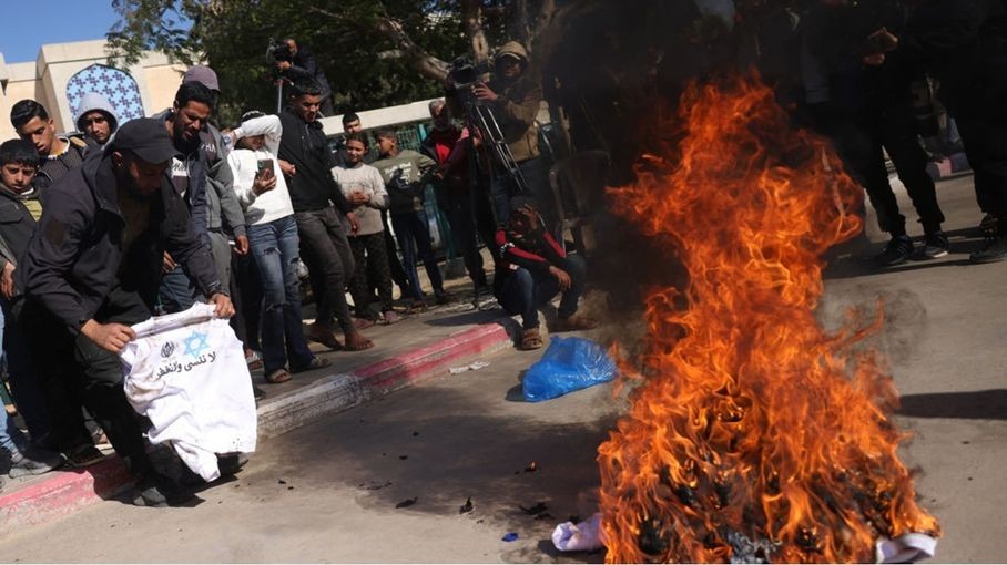 Palestinian prisoners burn clothes that enemy forced them to wear