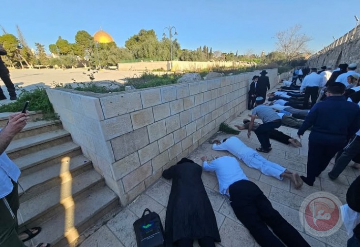 Israeli settlers dance in Aqsa Mosque