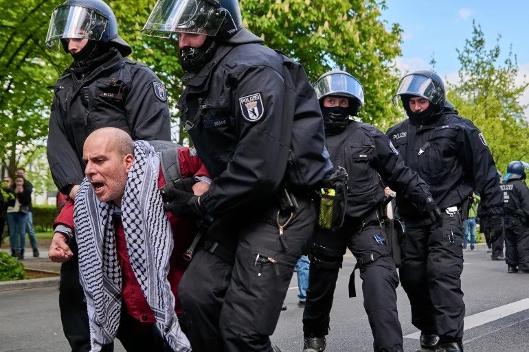 German police stop demonstration in support of Palestine