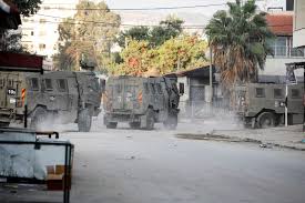 Las fuerzas enemigas asaltan la aldea de Al-Janiya, al oeste de Ramallah.