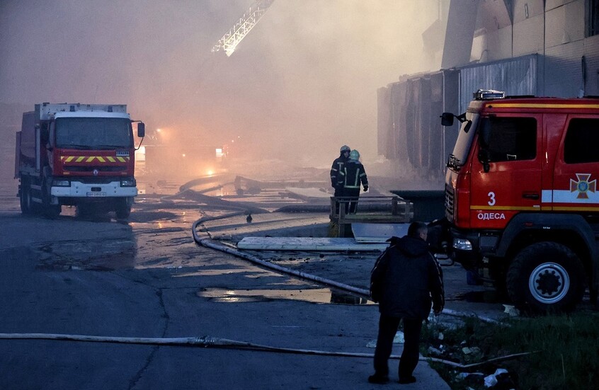 Hafenanlagen beschädigt, ein Großbrand in Odessa und Explosionen in anderen ukrainischen Regionen