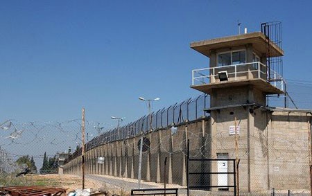 Comité palestinienne des prisonniers : les prisonniers de la prison du Néguev doublent leurs souffrances pendant le Ramadan