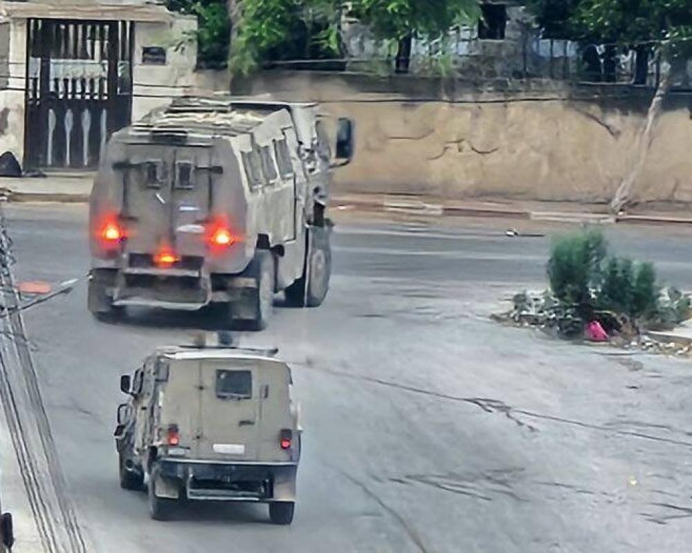 Zionist enemy storms Al-Shuyukh, northeast of Hebron