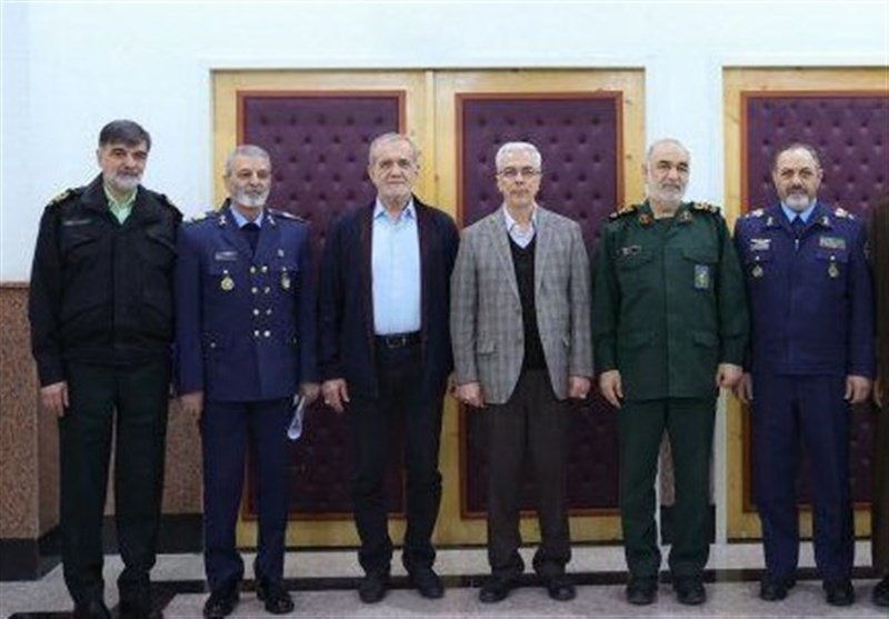 Iranian president meets leading leaders of armed forces