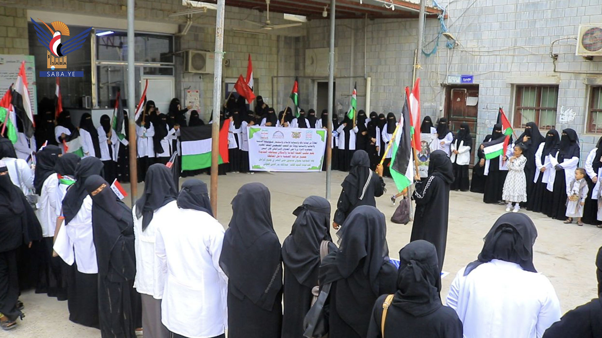 وقفة للكادر النسائي بمكتب الصحة بالحديدة تنديدا بالعدوان الاسرائيلي