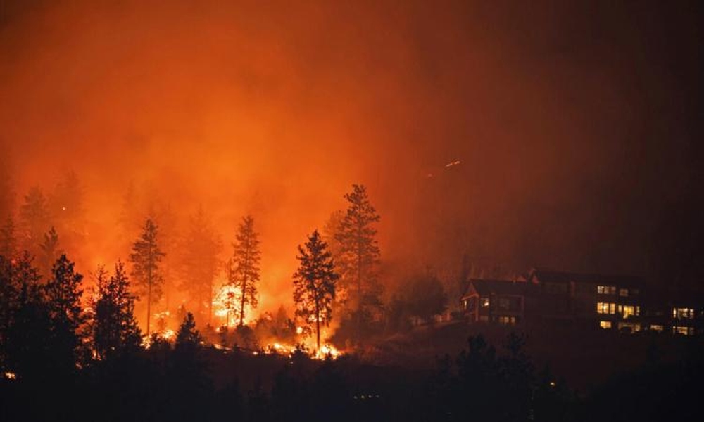 Canadian authorities evacuate thousands due to bushfires