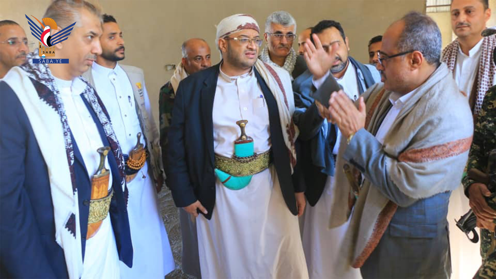 Mujahed y Al-Masawi inspeccionan el progreso de las obras en las salas del tribunal en el complejo judicial de Taiz.