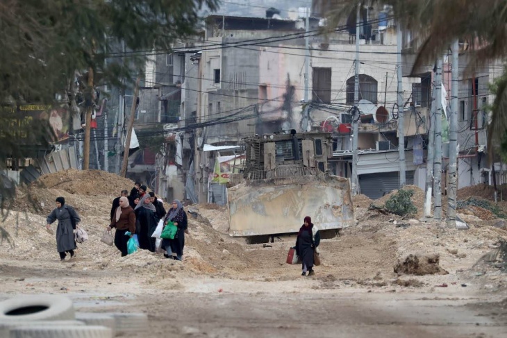 El enemigo israelí evacúa edificios residenciales en Tulkarem para convertirlos en cuarteles militares.