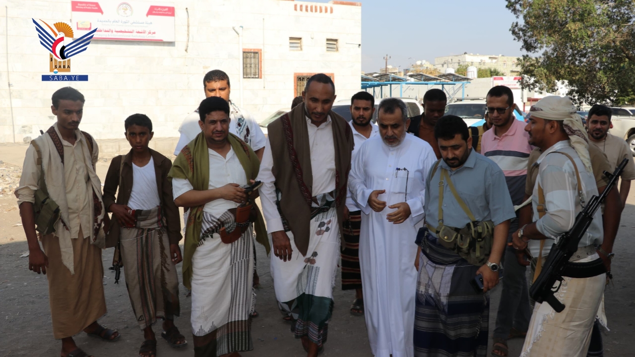 El gobernador de Hodeidah inspecciona la condición de los heridos en el incendio en la Universidad Dar Al-Ulum Al-Sharia.