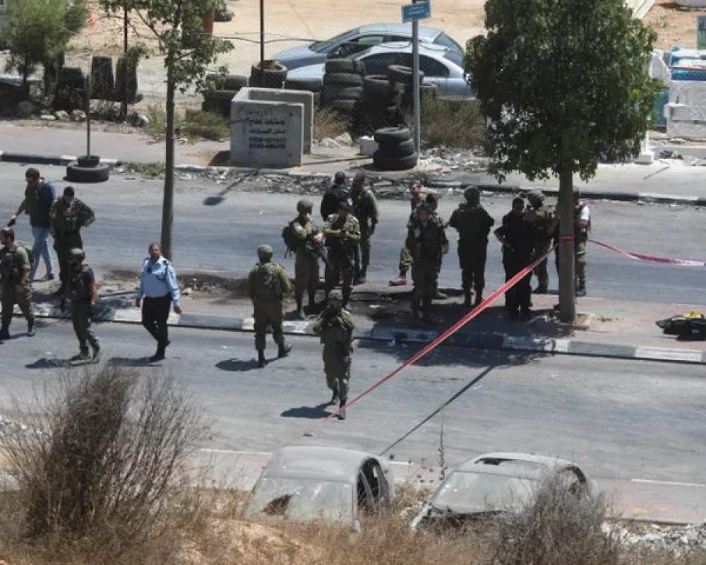 Un joven palestino resultó gravemente herido por balas del enemigo sionista en el puesto de control de Qalandiya, al norte de Jerusalén.