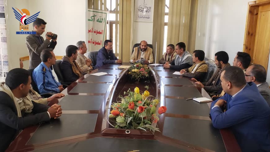 Discutiendo las actividades de la Oficina Económica en la Gobernación de Sanaá durante el mes de Ramadán.