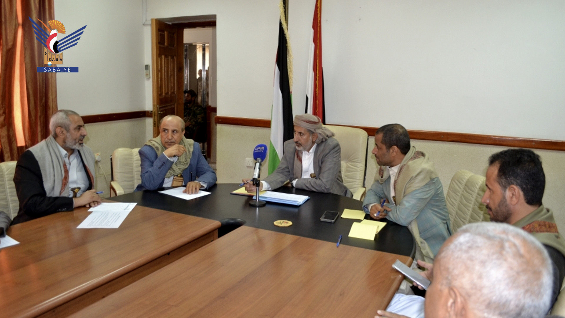 Meeting chaired by Oil, Minerals Minister discusses progress of work in Yemeni Gas Company