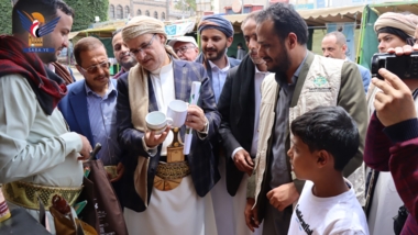 Le ministre de l'Économie rend visite au marché du jeudi pour les familles productives dans la capitale Sanaa