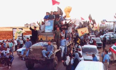 Am Jahrestag der Befreiung des Südlibanons.. Das Banner des Märtyrers Führers Nasrallah wird bis zum Ende der Besatzung gehisst bleiben