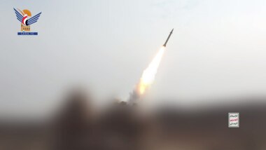 الإعلام الحربي يوزع مشاهد لإطلاق صاروخ 