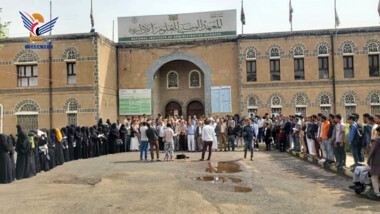 Mahnwache des Instituts für Verwaltungswissenschaften verurteilt die israelische Aggression auf Hodeidah.