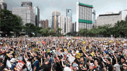 المتظاهرون في هونغ كونغ يعودون إلى الشارع بعد فترة تهدئة قصيرة