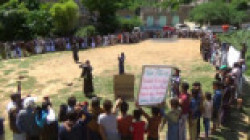 People in Raymah carry out stand protest over detention of oil, normalization with Zionist entity