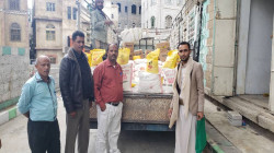 مكتب الأشغال في إب يقدم 50 سلة غذائية لأسر الشهداء