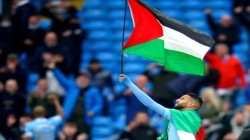 الجزائري محرز يرفع علم فلسطين خلال احتفال السيتي بلقب الدوري الإنجليزي