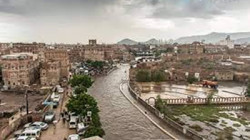 Frühwarnsirenen warnen Bürger und Autofahrer davor, in Sanaa-Flüssigkeit zu gehen