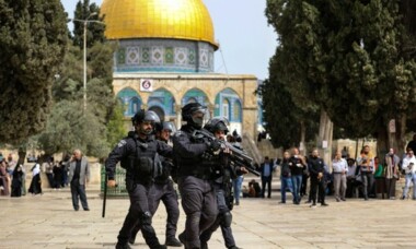  تحذير فلسطيني من حرب دينية بعد قرار حرمان المسلمين من الوصول إلى الأقصى