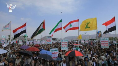 Mit Millionenmarsch in Hauptstadt und die Provinzen bekräftigen Jemeniten Standhaftigkeit an der Seite von Gaza und dem Iran gegenüber den zionistisch-amerikanischen Verbrechen