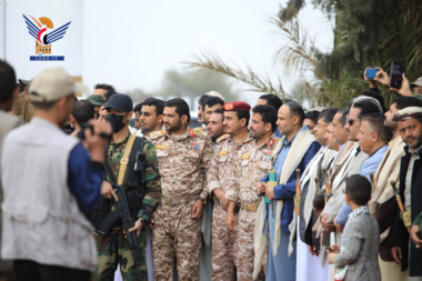 El presidente Al-Mashat recibe a los prisioneros liberados en el Aeropuerto Internacional de Sana'a .