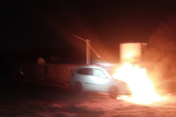 Des colons sionistes ont incendié un véhicule transportant des militants étrangers à Hébron