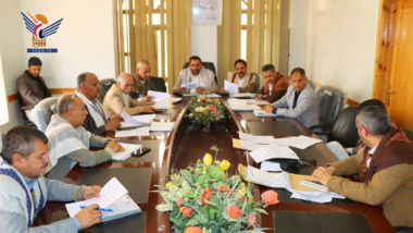 إدارية محافظة صنعاء تناقش المواضيع المتعلقة بتنفيذ عدد من المشاريع التنموية