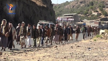 Une promenade et un arrêt dans l'isolement d'Al-Ahboob à Al-Himah Al-Dakhiliya dans le gouvernorat de Sanaa