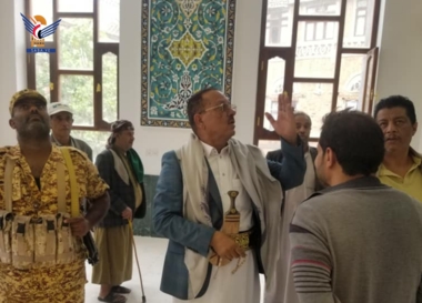 Kulturminister besucht die Al-Nahrain-Moschee im historischen Sanaa